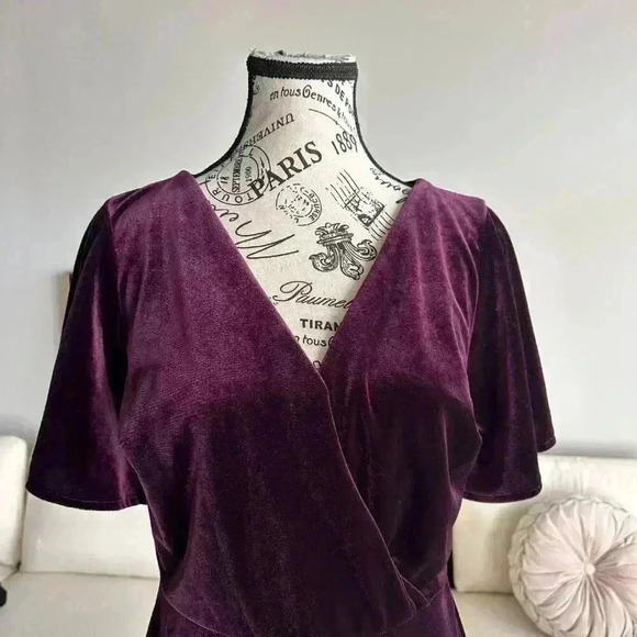 Chaps Women's Velvet Dress Size 6 Plum Purple Faux Wrap V-Neck Knee Length - Picture 3 of 3